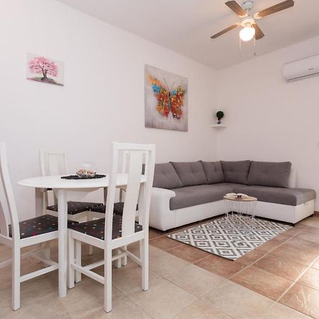 Lara - Apartment Near The Beach Vrbnik Exterior foto